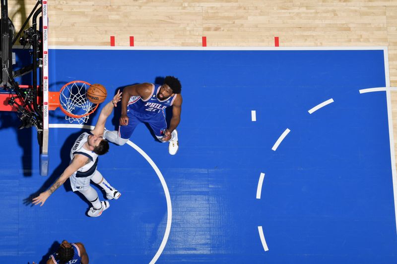 PHILADELPHIA, PA - MARCH 29: Luka Doncic #77 of the Dallas Mavericks drives to the basket during the game against the Philadelphia 76ers on March 29, 2023 at the Wells Fargo Center in Philadelphia, Pennsylvania NOTE TO USER: User expressly acknowledges and agrees that, by downloading and/or using this Photograph, user is consenting to the terms and conditions of the Getty Images License Agreement. Mandatory Copyright Notice: Copyright 2023 NBAE (Photo by Jesse D. Garrabrant/NBAE via Getty Images)