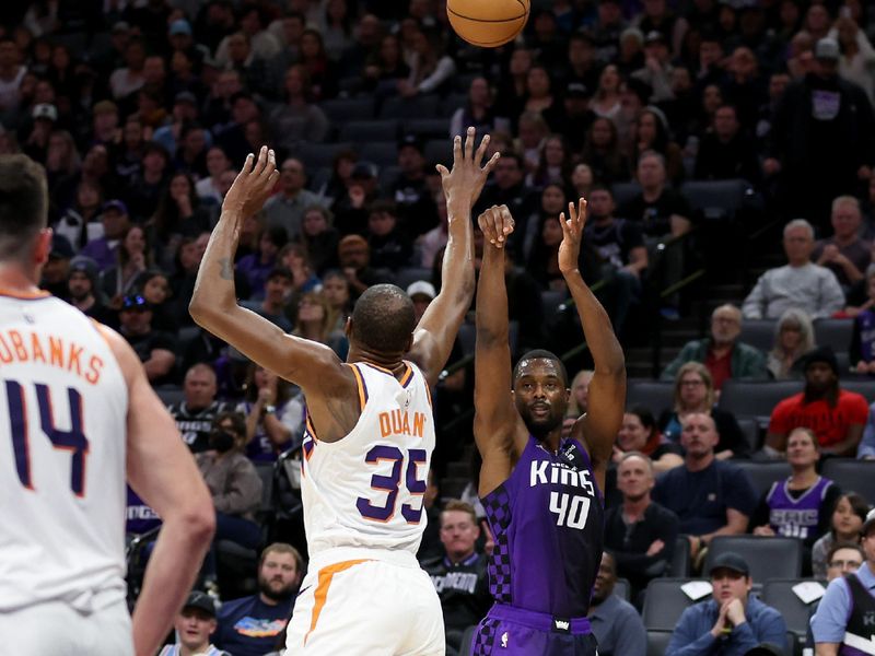 SACRAMENTO, CALIFORNIA - DECEMBER 22: Harrison Barnes #40 of the Sacramento Kings shoots over Kevin Durant #35 of the Phoenix Suns at Golden 1 Center on December 22, 2023 in Sacramento, California. NOTE TO USER: User expressly acknowledges and agrees that, by downloading and or using this photograph, User is consenting to the terms and conditions of the Getty Images License Agreement.  (Photo by Ezra Shaw/Getty Images)