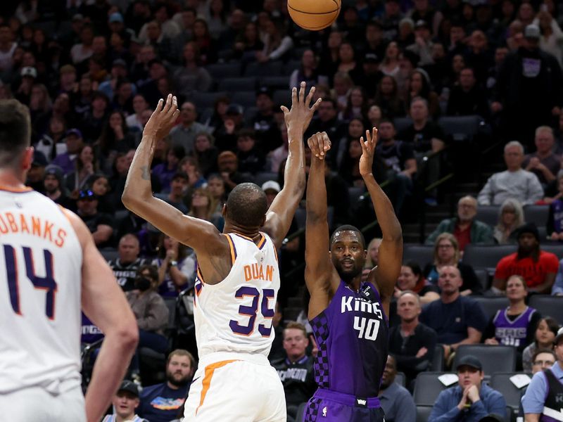 SACRAMENTO, CALIFORNIA - DECEMBER 22: Harrison Barnes #40 of the Sacramento Kings shoots over Kevin Durant #35 of the Phoenix Suns at Golden 1 Center on December 22, 2023 in Sacramento, California. NOTE TO USER: User expressly acknowledges and agrees that, by downloading and or using this photograph, User is consenting to the terms and conditions of the Getty Images License Agreement.  (Photo by Ezra Shaw/Getty Images)