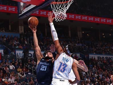 OKLAHOMA CITY, OK - DECEMBER 18:  David Roddy #21 of the Memphis Grizzlies drives to the basket during the game against the Oklahoma City Thunder on December 18, 2023 at Paycom Arena in Oklahoma City, Oklahoma. NOTE TO USER: User expressly acknowledges and agrees that, by downloading and or using this photograph, User is consenting to the terms and conditions of the Getty Images License Agreement. Mandatory Copyright Notice: Copyright 2023 NBAE (Photo by Zach Beeker/NBAE via Getty Images)