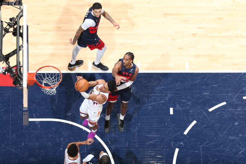 WASHINGTON, DC -?JANUARY 16 : Ryan Dunn #0 of the Phoenix Suns dunks the ball during the game against the Washington Wizards on January 16, 2025 at Capital One Arena in Washington, DC. NOTE TO USER: User expressly acknowledges and agrees that, by downloading and or using this Photograph, user is consenting to the terms and conditions of the Getty Images License Agreement. Mandatory Copyright Notice: Copyright 2024 NBAE (Photo by Stephen Gosling/NBAE via Getty Images)