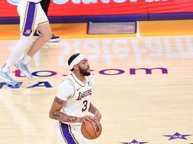 LOS ANGELES, CA - DECEMBER 25:  Anthony Davis #3 of the Los Angeles Lakers handles the ball during the game  on December 25, 2023 at Crypto.Com Arena in Los Angeles, California. NOTE TO USER: User expressly acknowledges and agrees that, by downloading and/or using this Photograph, user is consenting to the terms and conditions of the Getty Images License Agreement. Mandatory Copyright Notice: Copyright 2023 NBAE (Photo by Juan Ocampo/NBAE via Getty Images)