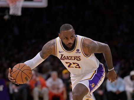 Lakers' Comeback Dunks Nuggets in Fourth Quarter Showdown