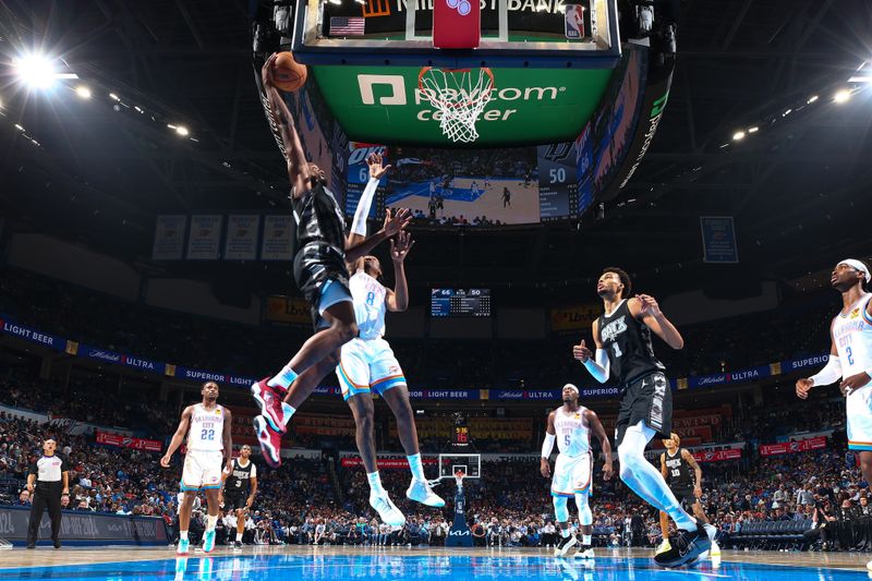 OKLAHOMA CITY, OK - OCTOBER 30: Harrison Barnes #40 of the San Antonio Spurs dunks the ball during the game against the Oklahoma City Thunder on October 30, 2024 at Paycom Arena in Oklahoma City, Oklahoma. NOTE TO USER: User expressly acknowledges and agrees that, by downloading and or using this photograph, User is consenting to the terms and conditions of the Getty Images License Agreement. Mandatory Copyright Notice: Copyright 2024 NBAE (Photo by Zach Beeker/NBAE via Getty Images)