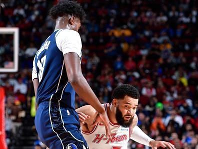 HOUSTON, TX - DECEMBER 22:   Fred VanVleet #5 of the Houston Rockets handles the ball during the game against the Dallas Mavericks on December 22, 2023 at the Toyota Center in Houston, Texas. NOTE TO USER: User expressly acknowledges and agrees that, by downloading and or using this photograph, User is consenting to the terms and conditions of the Getty Images License Agreement. Mandatory Copyright Notice: Copyright 2023 NBAE (Photo by Logan Riely/NBAE via Getty Images)