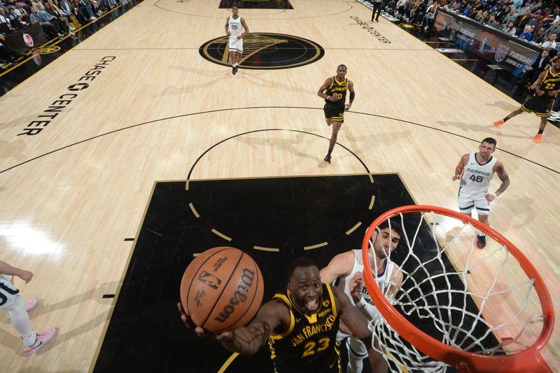 SAN FRANCISCO, CA - MARCH 20: Draymond Green #23 of the Golden State Warriors drives to the basket during the game against the Memphis Grizzlies on March 20, 2024 at Chase Center in San Francisco, California. NOTE TO USER: User expressly acknowledges and agrees that, by downloading and or using this photograph, user is consenting to the terms and conditions of Getty Images License Agreement. Mandatory Copyright Notice: Copyright 2024 NBAE (Photo by Noah Graham/NBAE via Getty Images)