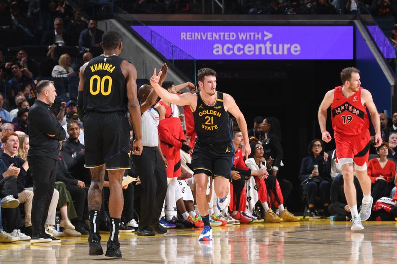 SAN FRANCISCO, CA - MARCH 20: Quinten Post #21 of the Golden State Warriors celebrates three point basket during the game against the Toronto Raptors on March 20, 2025 at Chase Center in San Francisco, California. NOTE TO USER: User expressly acknowledges and agrees that, by downloading and or using this photograph, user is consenting to the terms and conditions of Getty Images License Agreement. Mandatory Copyright Notice: Copyright 2025 NBAE(Photo by Noah Graham/NBAE via Getty Images)