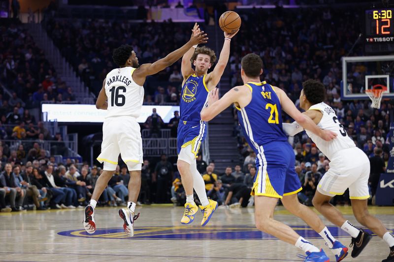 SAN FRANCISCO, CALIFORNIA - JANUARY 28: Brandin Podziemski #2 of the Golden State Warriors passes the ball to Quinten Post #21 in the second quarter against the Utah Jazz at Chase Center on January 28, 2025 in San Francisco, California. NOTE TO USER: User expressly acknowledges and agrees that, by downloading and or using this photograph, User is consenting to the terms and conditions of the Getty Images License Agreement. (Photo by Lachlan Cunningham/Getty Images)