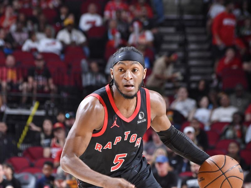 HOUSTON, TX - FEBRUARY 9: Immanuel Quickley #5 of the Toronto Raptors handles the ball during the game against the Houston Rockets on February 9, 2025 at the Toyota Center in Houston, Texas. NOTE TO USER: User expressly acknowledges and agrees that, by downloading and or using this photograph, User is consenting to the terms and conditions of the Getty Images License Agreement. Mandatory Copyright Notice: Copyright 2025 NBAE (Photo by Logan Riely/NBAE via Getty Images)