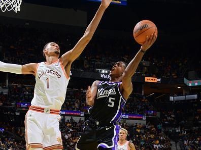 SAN ANTONIO, TX - NOVEMBER 17: De'Aaron Fox #5 of the Sacramento Kings drives to the basket during the game against the San Antonio Spurs during the In-Season Tournament on November 17, 2023 at the Frost Bank Center in San Antonio, Texas. NOTE TO USER: User expressly acknowledges and agrees that, by downloading and or using this photograph, user is consenting to the terms and conditions of the Getty Images License Agreement. Mandatory Copyright Notice: Copyright 2023 NBAE (Photos by Michael Gonzales/NBAE via Getty Images)