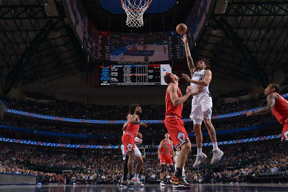 DALLAS, TX - NOVEMBER 1: Dereck Lively II #2 of the Dallas Mavericks shoots the ball during the game against the Chicago Bulls on November 1, 2023 at the American Airlines Center in Dallas, Texas. NOTE TO USER: User expressly acknowledges and agrees that, by downloading and or using this photograph, User is consenting to the terms and conditions of the Getty Images License Agreement. Mandatory Copyright Notice: Copyright 2023 NBAE (Photo by Glenn James/NBAE via Getty Images)