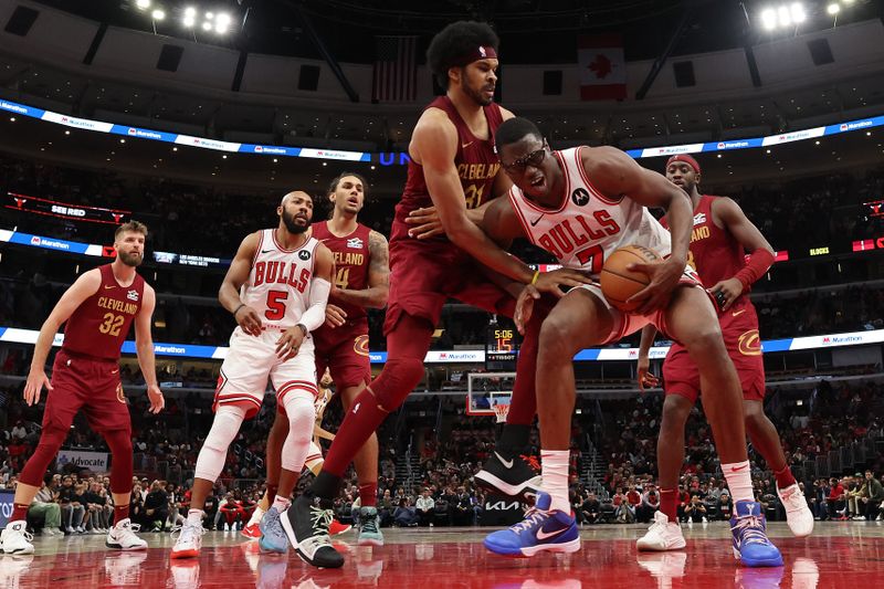 CHICAGO, ILLINOIS - OCTOBER 18: Jarrett Allen #31 of the Cleveland Cavaliers and Jalen Smith #7 of the Chicago Bulls battle for control of the ball during the second half of a preseason game at the United Center on October 18, 2024 in Chicago, Illinois. NOTE TO USER: User expressly acknowledges and agrees that, by downloading and or using this photograph, User is consenting to the terms and conditions of the Getty Images License Agreement.  (Photo by Michael Reaves/Getty Images)