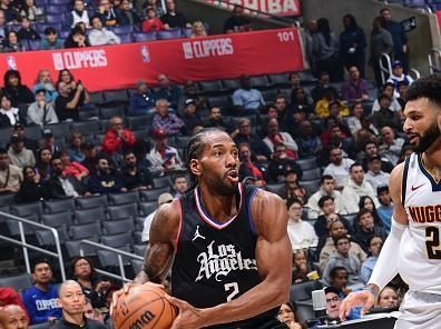 LOS ANGELES, CA - DECEMBER 6: Kawhi Leonard #2 of the LA Clippers goes to the basket during the game on December 6, 2023 at Crypto.Com Arena in Los Angeles, California. NOTE TO USER: User expressly acknowledges and agrees that, by downloading and/or using this Photograph, user is consenting to the terms and conditions of the Getty Images License Agreement. Mandatory Copyright Notice: Copyright 2023 NBAE (Photo by Adam Pantozzi/NBAE via Getty Images)