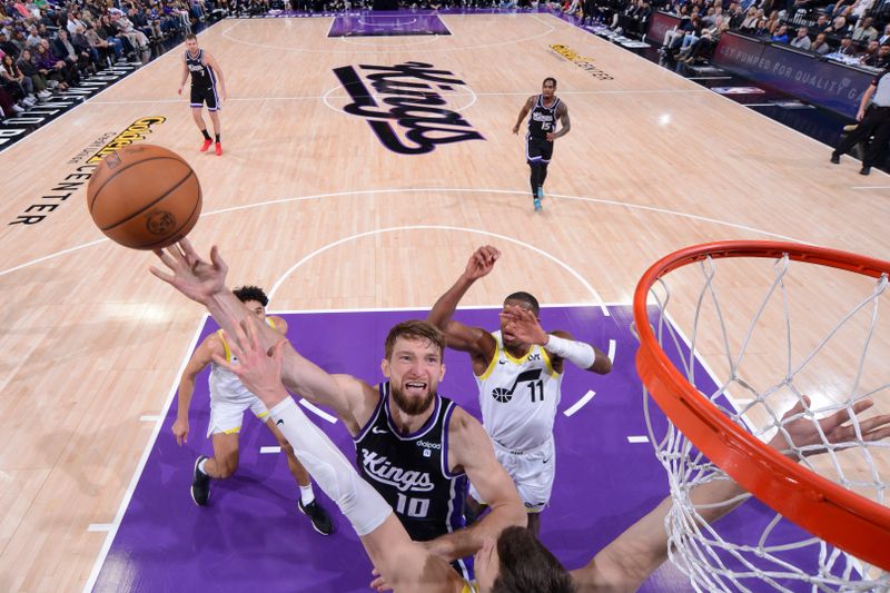 SACRAMENTO, CA - MARCH 31: Domantas Sabonis #10 of the Sacramento Kings drives to the basket during the game against the Utah Jazz on March 31, 2024 at Golden 1 Center in Sacramento, California. NOTE TO USER: User expressly acknowledges and agrees that, by downloading and or using this Photograph, user is consenting to the terms and conditions of the Getty Images License Agreement. Mandatory Copyright Notice: Copyright 2024 NBAE (Photo by Rocky Widner/NBAE via Getty Images)