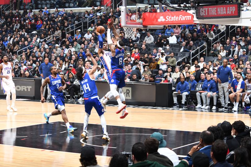 LOS ANGELES, CA - JANUARY 17: Tobias Harris #12 of the Philadelphia 76ers drives to the basket during the game against the LA Clippers on January 17, 2023 at Crypto.Com Arena in Los Angeles, California. NOTE TO USER: User expressly acknowledges and agrees that, by downloading and/or using this Photograph, user is consenting to the terms and conditions of the Getty Images License Agreement. Mandatory Copyright Notice: Copyright 2023 NBAE (Photo by Adam Pantozzi/NBAE via Getty Images)