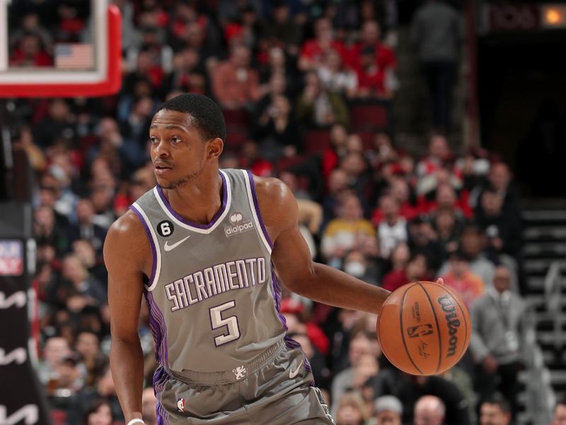 CHICAGO, IL - MARCH 15: De'Aaron Fox #5 of the Sacramento Kings dribbles the ball during the game against the Chicago Bulls on March 15, 2023 at United Center in Chicago, Illinois. NOTE TO USER: User expressly acknowledges and agrees that, by downloading and or using this photograph, User is consenting to the terms and conditions of the Getty Images License Agreement. Mandatory Copyright Notice: Copyright 2023 NBAE (Photo by Gary Dineen/NBAE via Getty Images)