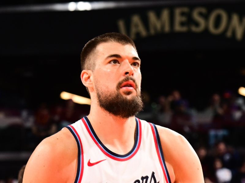 PHOENIX, AZ - MARCH 4:  Ivica Zubac #40 of the LA Clippers shoots a free throw during the game against the Phoenix Suns on March 4, 2025 at PHX Arena in Phoenix, Arizona. NOTE TO USER: User expressly acknowledges and agrees that, by downloading and or using this photograph, user is consenting to the terms and conditions of the Getty Images License Agreement. Mandatory Copyright Notice: Copyright 2025 NBAE (Photo by Kate Frese/NBAE via Getty Images)