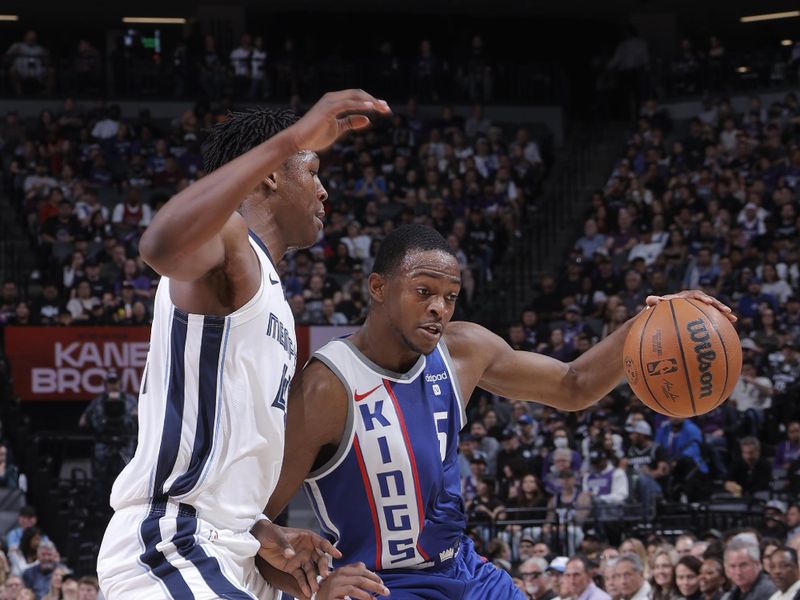 SACRAMENTO, CA - MARCH 18: De'Aaron Fox #5 of the Sacramento Kings handles the ball during the game against the Memphis Grizzlies on March 18, 2024 at Golden 1 Center in Sacramento, California. NOTE TO USER: User expressly acknowledges and agrees that, by downloading and or using this Photograph, user is consenting to the terms and conditions of the Getty Images License Agreement. Mandatory Copyright Notice: Copyright 2024 NBAE (Photo by Rocky Widner/NBAE via Getty Images)