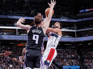 SACRAMENTO, CA - DECEMBER 18: Anthony Gill #16 of the Washington Wizards drives to the basket during the game against the Sacramento Kings on December 18, 2023 at Golden 1 Center in Sacramento, California. NOTE TO USER: User expressly acknowledges and agrees that, by downloading and or using this Photograph, user is consenting to the terms and conditions of the Getty Images License Agreement. Mandatory Copyright Notice: Copyright 2023 NBAE (Photo by Rocky Widner/NBAE via Getty Images)