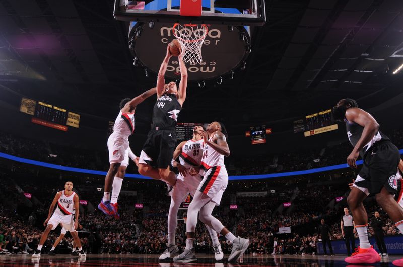 Clippers Overpower Trail Blazers in Scoring Frenzy at Moda Center