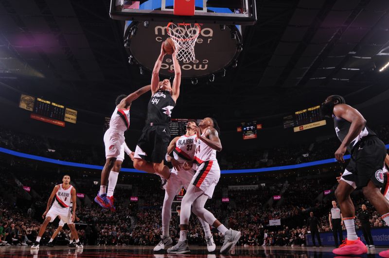 PORTLAND, OR - MARCH 22:  Mason Plumlee #44 of the LA Clippers goes to the basket during the game on March 22, 2024 at the Moda Center Arena in Portland, Oregon. NOTE TO USER: User expressly acknowledges and agrees that, by downloading and or using this photograph, user is consenting to the terms and conditions of the Getty Images License Agreement. Mandatory Copyright Notice: Copyright 2024 NBAE (Photo by Cameron Browne/NBAE via Getty Images)