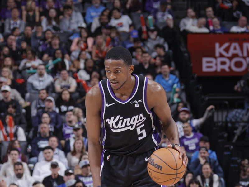 SACRAMENTO, CA - MARCH 25:  De'Aaron Fox #5 of the Sacramento Kings handles the ball during the game  on March 25, 2024 at Golden 1 Center in Sacramento, California. NOTE TO USER: User expressly acknowledges and agrees that, by downloading and or using this Photograph, user is consenting to the terms and conditions of the Getty Images License Agreement. Mandatory Copyright Notice: Copyright 2024 NBAE (Photo by Rocky Widner/NBAE via Getty Images)