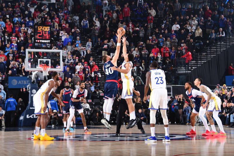 INGLEWOOD, CA - NOVEMBER 18: Ivica Zubac #40 of the LA Clippers goes up for the tipoff during the game against the Golden State Warriors on November 18, 2024 at Intuit Dome in Los Angeles, California. NOTE TO USER: User expressly acknowledges and agrees that, by downloading and/or using this Photograph, user is consenting to the terms and conditions of the Getty Images License Agreement. Mandatory Copyright Notice: Copyright 2024 NBAE (Photo by Adam Pantozzi/NBAE via Getty Images)