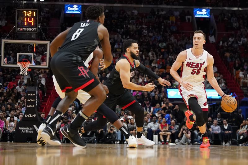 MIAMI, FLORIDA - JANUARY 08: Duncan Robinson #55 of the Miami Heat dribbles the ball down court against the Houston Rockets during the first half at Kaseya Center on January 08, 2024 in Miami, Florida. NOTE TO USER: User expressly acknowledges and agrees that, by downloading and or using this photograph, User is consenting to the terms and conditions of the Getty Images License Agreement. (Photo by Rich Storry/Getty Images)