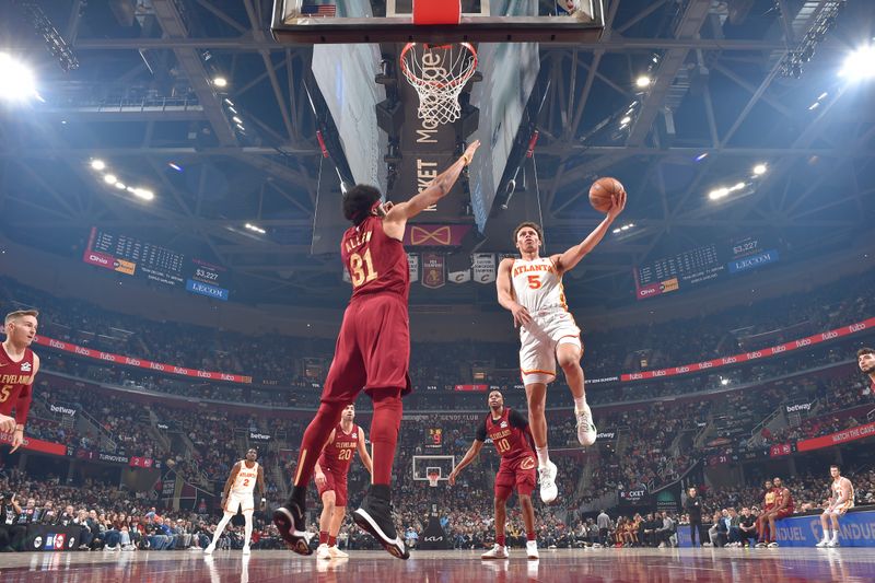 CLEVELAND, OH - JANUARY 30: Dyson Daniels #5 of the Atlanta Hawks drives to the basket during the game against the Cleveland Cavaliers on January 30, 2025 at Rocket Mortgage FieldHouse in Cleveland, Ohio. NOTE TO USER: User expressly acknowledges and agrees that, by downloading and/or using this Photograph, user is consenting to the terms and conditions of the Getty Images License Agreement. Mandatory Copyright Notice: Copyright 2025 NBAE (Photo by David Liam Kyle/NBAE via Getty Images)