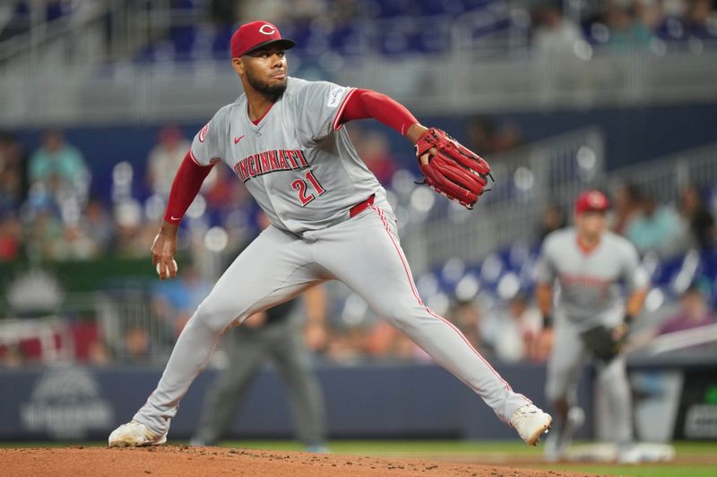 Reds Unleash Late Offensive Fury to Sink Marlins 10-4 in Extra Innings