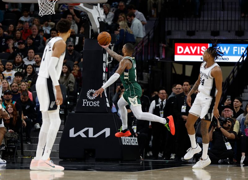 SAN ANTONIO, TX - JANUARY 31:  in the first half at Frost Bank Center on January 31, 2025 in San Antonio, Texas. NOTE TO USER: User expressly acknowledges and agrees that, by downloading and or using this photograph, User is consenting to terms and conditions of the Getty Images License Agreement. (Photo by Ronald Cortes/Getty Images)