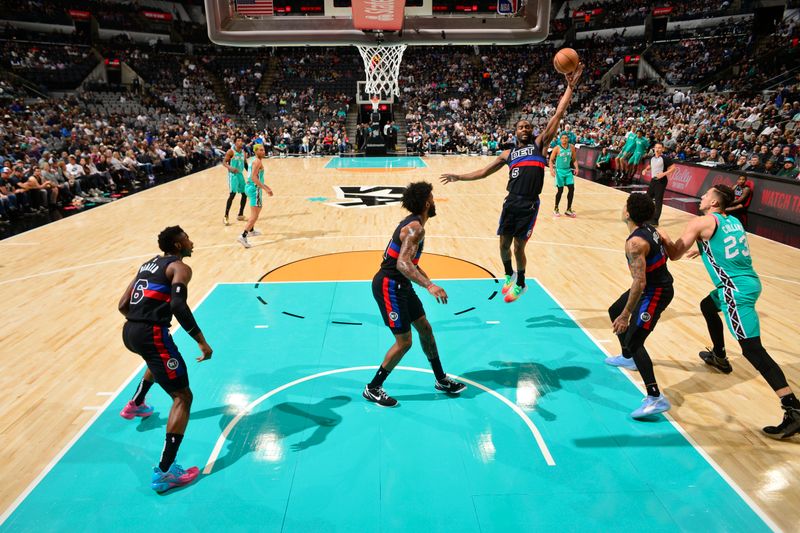 SAN ANTONIO, TX - JANUARY 6: Alec Burke #5 of the Detroit Pistons rebounds the ball during the game against the San Antonio Spurs on January 6, 2023 at the AT&T Center in San Antonio, Texas. NOTE TO USER: User expressly acknowledges and agrees that, by downloading and or using this photograph, user is consenting to the terms and conditions of the Getty Images License Agreement. Mandatory Copyright Notice: Copyright 2023 NBAE (Photos by Michael Gonzales/NBAE via Getty Images)