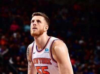 PHOENIX, AZ - DECEMBER 15: Isaiah Hartenstein #55 of the New York Knicks shoots a free throw during the game against the Phoenix Suns on December 15, 2023 at Footprint Center in Phoenix, Arizona. NOTE TO USER: User expressly acknowledges and agrees that, by downloading and or using this photograph, user is consenting to the terms and conditions of the Getty Images License Agreement. Mandatory Copyright Notice: Copyright 2023 NBAE (Photo by Barry Gossage/NBAE via Getty Images)