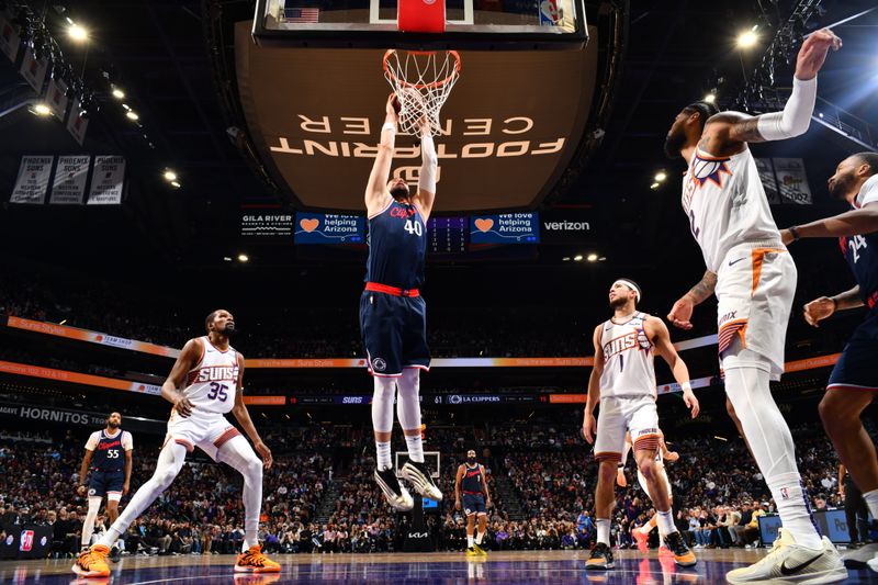 PHOENIX, AZ - JANUARY 27: Ivica Zubac #40 of the LA Clippers dunks the ball during the game against the Phoenix Suns on January 27, 2025 at Footprint Center in Phoenix, Arizona. NOTE TO USER: User expressly acknowledges and agrees that, by downloading and or using this photograph, user is consenting to the terms and conditions of the Getty Images License Agreement. Mandatory Copyright Notice: Copyright 2025 NBAE (Photo by Barry Gossage/NBAE via Getty Images)