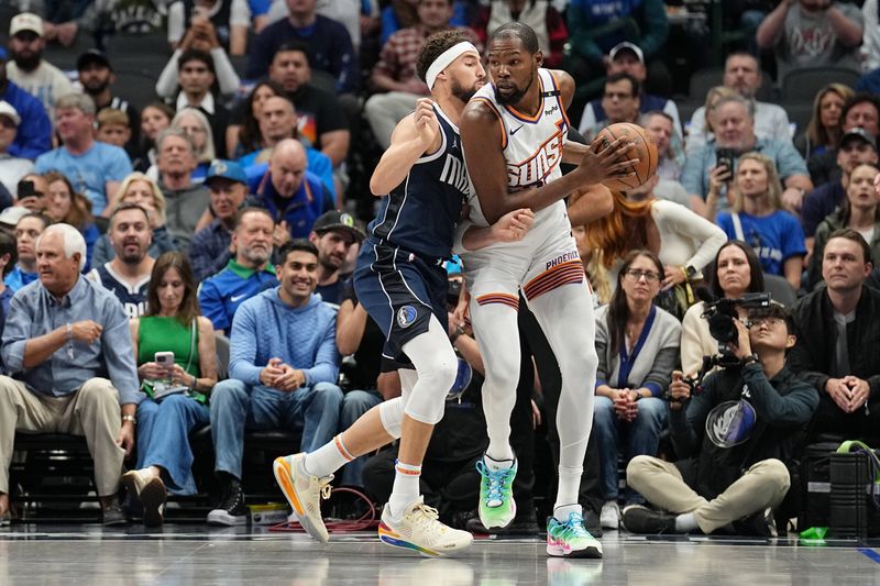 DALLAS, TX - NOVEMBER 8: Kevin Durant #35 of the Phoenix Suns looks to pass the ball during the game against the Dallas Mavericks on November 6, 2024 at the American Airlines Center in Dallas, Texas. NOTE TO USER: User expressly acknowledges and agrees that, by downloading and or using this photograph, User is consenting to the terms and conditions of the Getty Images License Agreement. Mandatory Copyright Notice: Copyright 2024 NBAE (Photo by Glenn James/NBAE via Getty Images)