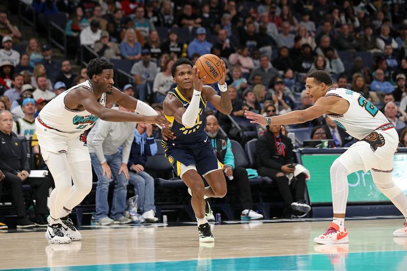 MEMPHIS, TENNESSEE - DECEMBER 01: Bennedict Mathurin #00 of the Indiana Pacers drives to the basket against Jaren Jackson Jr. #13 of the Memphis Grizzlies during the second half at FedExForum on December 01, 2024 in Memphis, Tennessee. NOTE TO USER: User expressly acknowledges and agrees that, by downloading and or using this photograph, User is consenting to the terms and conditions of the Getty Images License Agreement. (Photo by Justin Ford/Getty Images)