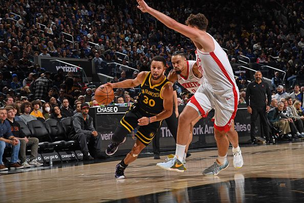 SAN FRANCISCO, CA - NOVEMBER 20: Stephen Curry #30 of the Golden State Warriors drives to the basket during the game against the Houston Rockets on November 20, 2023 at Chase Center in San Francisco, California. NOTE TO USER: User expressly acknowledges and agrees that, by downloading and or using this photograph, user is consenting to the terms and conditions of Getty Images License Agreement. Mandatory Copyright Notice: Copyright 2023 NBAE (Photo by Noah Graham/NBAE via Getty Images)