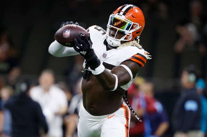 Cleveland Browns tight end David Njoku (85) warms up before an NFL football game between the Cleveland Browns and the New Orleans Saints in New Orleans, Sunday, Nov. 17, 2024.(AP Photo/Butch Dill)