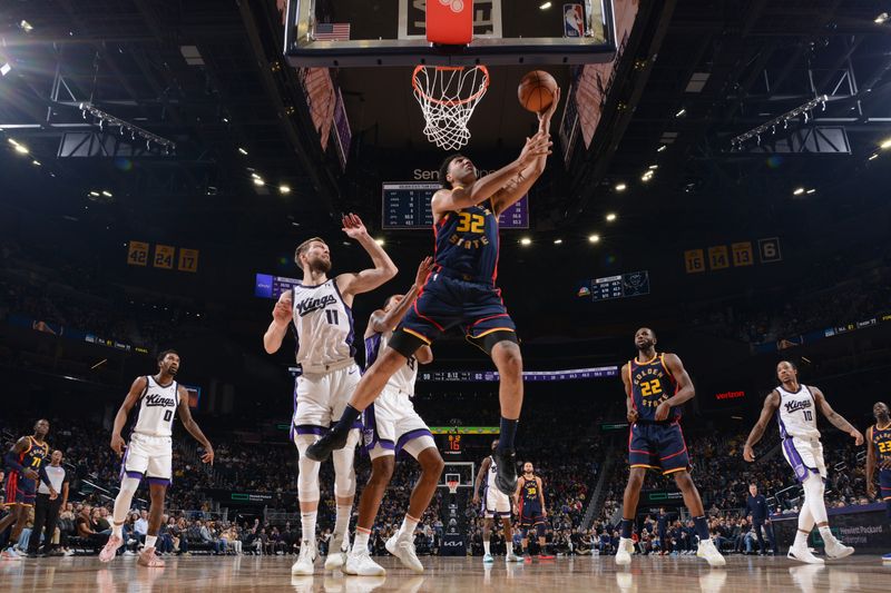 SAN FRANCISCO, CA - JANUARY 5: Trayce Jackson-Davis #32 of the Golden State Warriors drives to the basket during the game against the Sacramento Kings on January 5, 2025 at Chase Center in San Francisco, California. NOTE TO USER: User expressly acknowledges and agrees that, by downloading and or using this photograph, user is consenting to the terms and conditions of Getty Images License Agreement. Mandatory Copyright Notice: Copyright 2025 NBAE (Photo by Noah Graham/NBAE via Getty Images)