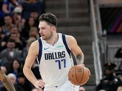 SAN FRANCISCO, CALIFORNIA - DECEMBER 30: Luka Doncic #77 of the Dallas Mavericks dribbles the ball up court against the Golden State Warriors during the third quarter of an NBA basketball game at Chase Center on December 30, 2023 in San Francisco, California. NOTE TO USER: User expressly acknowledges and agrees that, by downloading and or using this photograph, User is consenting to the terms and conditions of the Getty Images License Agreement. (Photo by Thearon W. Henderson/Getty Images)