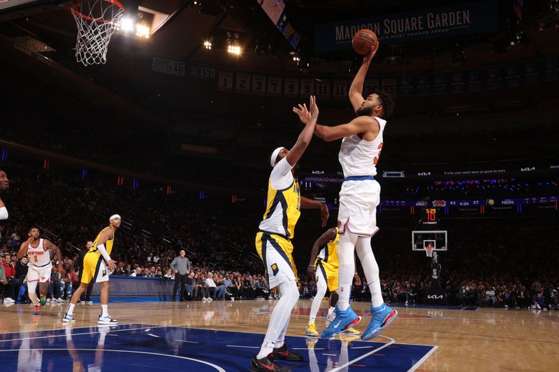 NEW YORK, NY - OCTOBER 25: Karl-Anthony Towns #32 of the New York Knicks drives to the basket during the game against the Indiana Pacers on October 25, 2024 at Madison Square Garden in New York City, New York.  NOTE TO USER: User expressly acknowledges and agrees that, by downloading and or using this photograph, User is consenting to the terms and conditions of the Getty Images License Agreement. Mandatory Copyright Notice: Copyright 2024 NBAE  (Photo by David L. Nemec/NBAE via Getty Images)