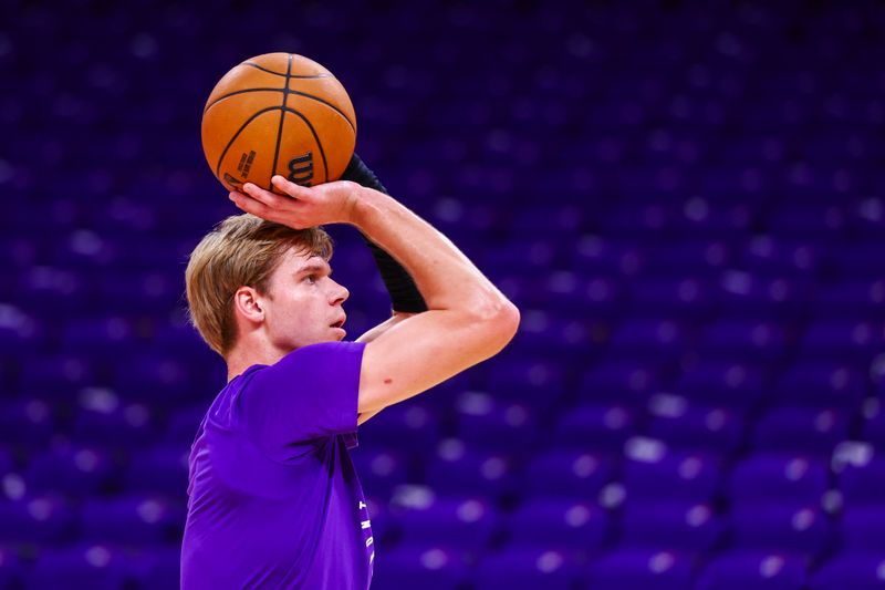 TORONTO, CANADA - OCTOBER 23: Gradey Dick #1 of the Toronto Raptors warms up before the game against the Cleveland Cavaliers on October 23, 2024 at the Scotiabank Arena in Toronto, Ontario, Canada.  NOTE TO USER: User expressly acknowledges and agrees that, by downloading and or using this Photograph, user is consenting to the terms and conditions of the Getty Images License Agreement.  Mandatory Copyright Notice: Copyright 2024 NBAE (Photo by Vaughn Ridley/NBAE via Getty Images)