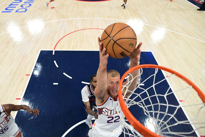 INGLEWOOD, CA - OCTOBER 23: Mason Plumlee #22 of the Phoenix Suns dribbles the ball during the game against the LA Clippers on October 23, 2024 at Intuit Dome in Los Angeles, California. NOTE TO USER: User expressly acknowledges and agrees that, by downloading and/or using this Photograph, user is consenting to the terms and conditions of the Getty Images License Agreement. Mandatory Copyright Notice: Copyright 2024 NBAE (Photo by Adam Pantozzi/NBAE via Getty Images)