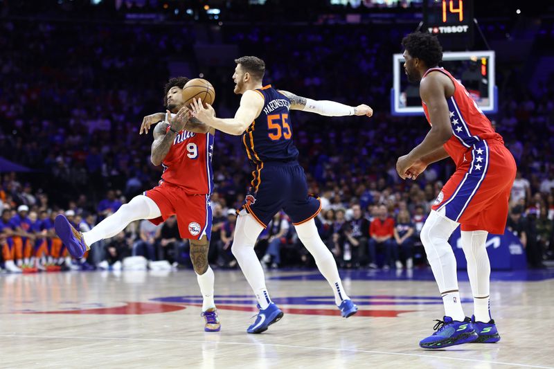 PHILADELPHIA, PENNSYLVANIA - APRIL 28: Kelly Oubre Jr. #9 of the Philadelphia 76ers and Isaiah Hartenstein #55 of the New York Knicks challenge for the ball during the first quarter of game four of the Eastern Conference First Round Playoffs at the Wells Fargo Center on April 28, 2024 in Philadelphia, Pennsylvania. NOTE TO USER: User expressly acknowledges and agrees that, by downloading and/or using this Photograph, user is consenting to the terms and conditions of the Getty Images License Agreement. (Photo by Tim Nwachukwu/Getty Images)