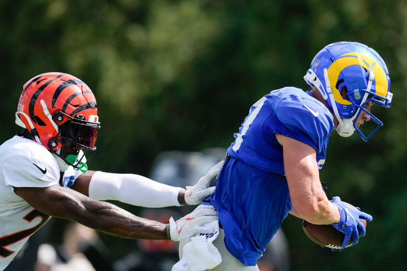 Los Angeles Rams wide receiver Cooper Kupp, right, makes a catch against Cincinnati Bengals cornerback Chidobe Awuzie during a joint practice at the team's NFL football training facility, Wednesday, Aug. 24, 2022, in Cincinnati. (AP Photo/Jeff Dean)