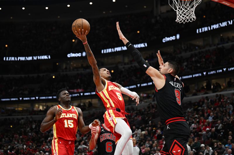 CHICAGO, ILLINOIS - APRIL 04: Dejounte Murray #5 of the Atlanta Hawks shoots against the Chicago Bulls at United Center on April 04, 2023 in Chicago, Illinois. NOTE TO USER: User expressly acknowledges and agrees that, by downloading and or using this photograph, User is consenting to the terms and conditions of the Getty Images License Agreement.  (Photo by Quinn Harris/Getty Images)