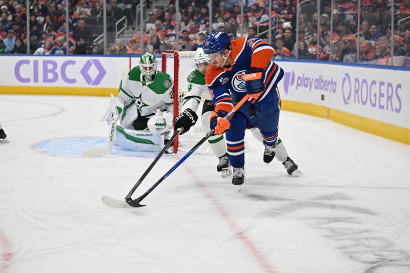Nov 25, 2025; Edmonton, Alberta, CAN; Dallas Stars defenseman Mro Heiskanen and Edmonton Oilers centre Jack Roslovic  (28) chase the puck during the first period at Rogers Place. Mandatory Credit: Walter Tychnowicz-Imagn Images