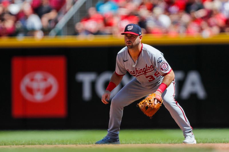 Aug 6, 2023; Cincinnati, Ohio, USA; Washington Nationals second baseman Jake Alu (39) prepares for the pitch against the Cincinnati Reds in the fifth inning at Great American Ball Park. Mandatory Credit: Katie Stratman-USA TODAY Sports