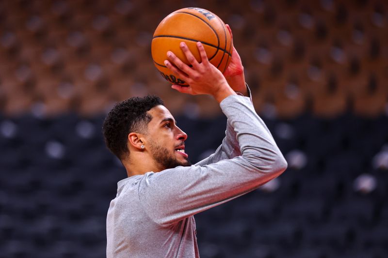 TORONTO, CANADA - NOVEMBER 18: Tyrese Haliburton #0 of the Indiana Pacers warms up before the game against the Toronto Raptors on November 18, 2024 at the Scotiabank Arena in Toronto, Ontario, Canada.  NOTE TO USER: User expressly acknowledges and agrees that, by downloading and or using this Photograph, user is consenting to the terms and conditions of the Getty Images License Agreement.  Mandatory Copyright Notice: Copyright 2024 NBAE (Photo by Vaughn Ridley/NBAE via Getty Images)