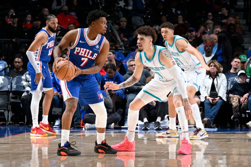 PHILADELPHIA, PA - NOVEMBER 10: Kyle Lowry #7 of the Philadelphia 76ers handles the ball during the game against the Charlotte Hornets on November 10, 2024 at the Wells Fargo Center in Philadelphia, Pennsylvania NOTE TO USER: User expressly acknowledges and agrees that, by downloading and/or using this Photograph, user is consenting to the terms and conditions of the Getty Images License Agreement. Mandatory Copyright Notice: Copyright 2024 NBAE (Photo by David Dow/NBAE via Getty Images)